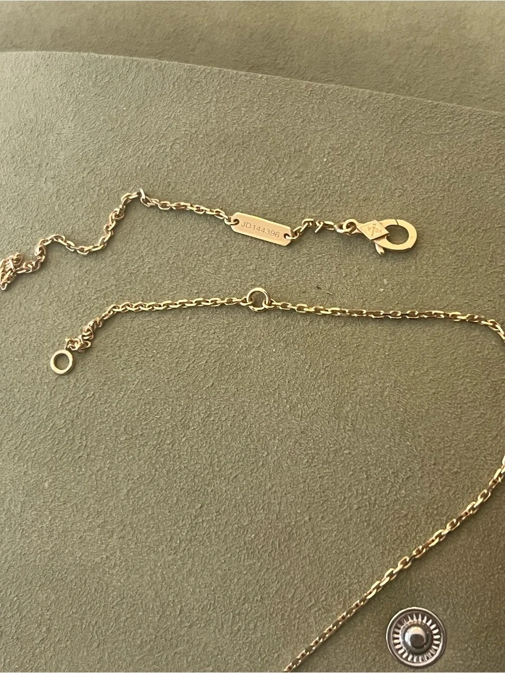 Van Cleef & Arpels Women's Mother of Pearl Alhambra Pendant Necklace Extended - Picture 6 of 9